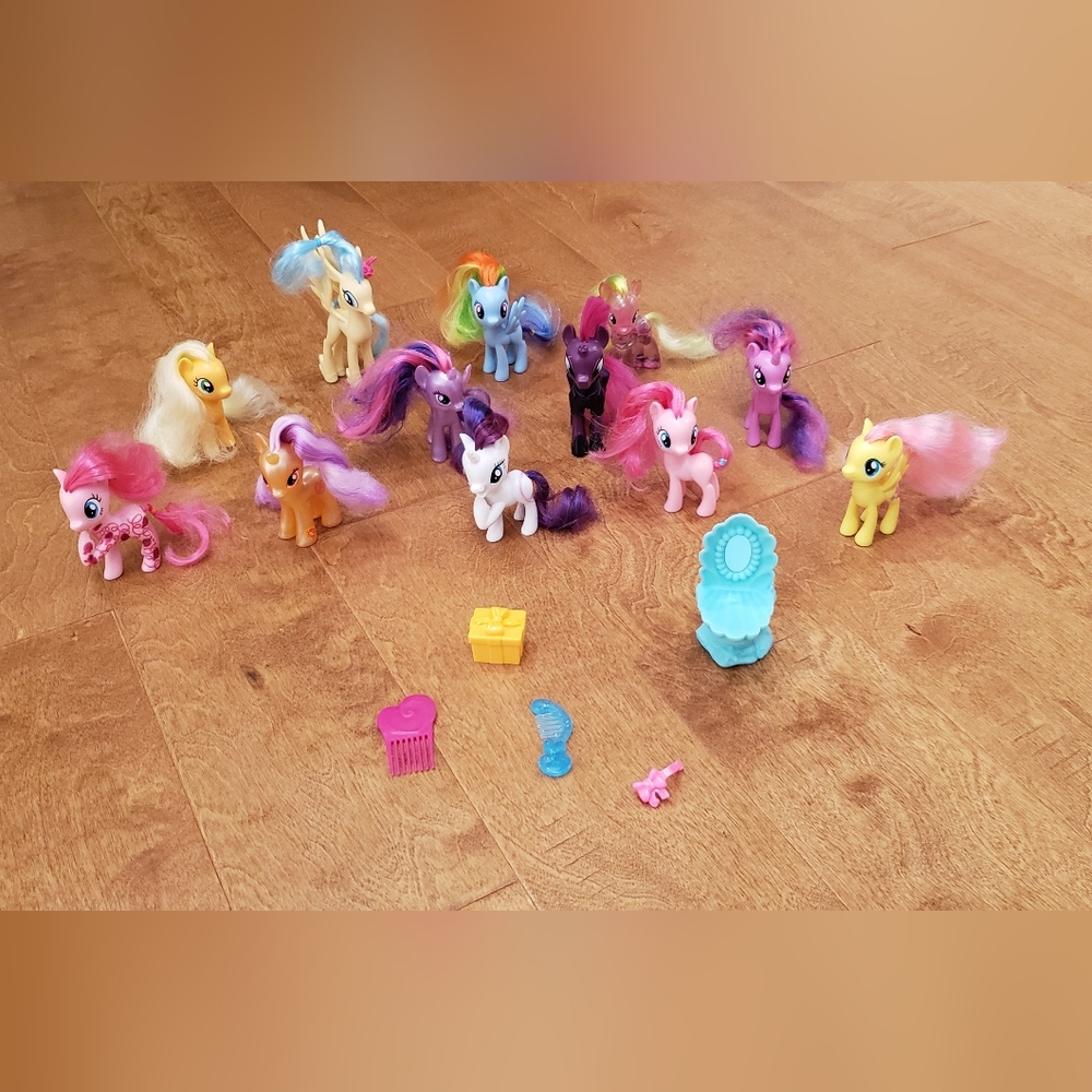 A lot of 12 My Little Ponies with accessories